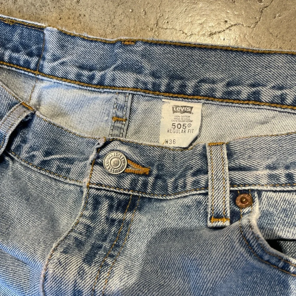 Vintage Levi’s 505 denim light wash shorts jorts size 36 - Picture 2 of 8